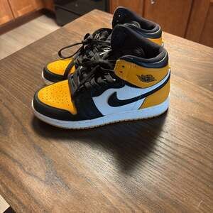 Nike Air Jordan 1 Retro High OG 'Taxi' (GS) Yellow Toe Size (Women’s 8)